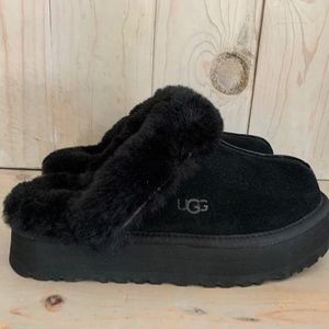 UGG DISQUETTE BLACK CLOG PLATFORM SHEEPSKIN SLIPPERS us 7  Nib